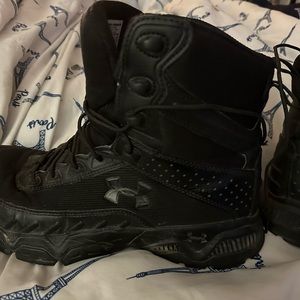 Men’s size 11 under armour boots
